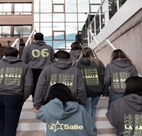"¡Momentazo con las sudaderas de nuestro viaje de fin de curso en Kronix! Súper cómodas y el diseño quedó exactamente como lo imaginábamos. ¡La mejor manera de crear recuerdos! Si tu grupo está organizando un viaje, esta es la clave. #SudaderasViaje #ViajeFinDeCurso #Promo26 #Kronix"